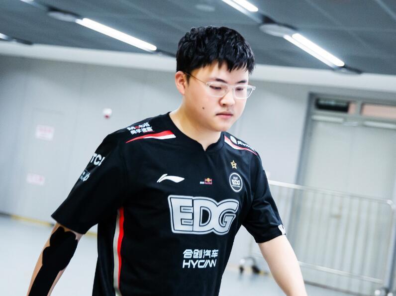 Uzi回归赛场,突破纪录首场状态亮眼,TES观众沸腾!(uzi现在回归到哪个战队了) Uzi回归赛场,突破纪录首场状态亮眼,TES观众沸腾!(uzi现在回归到哪个战队了)